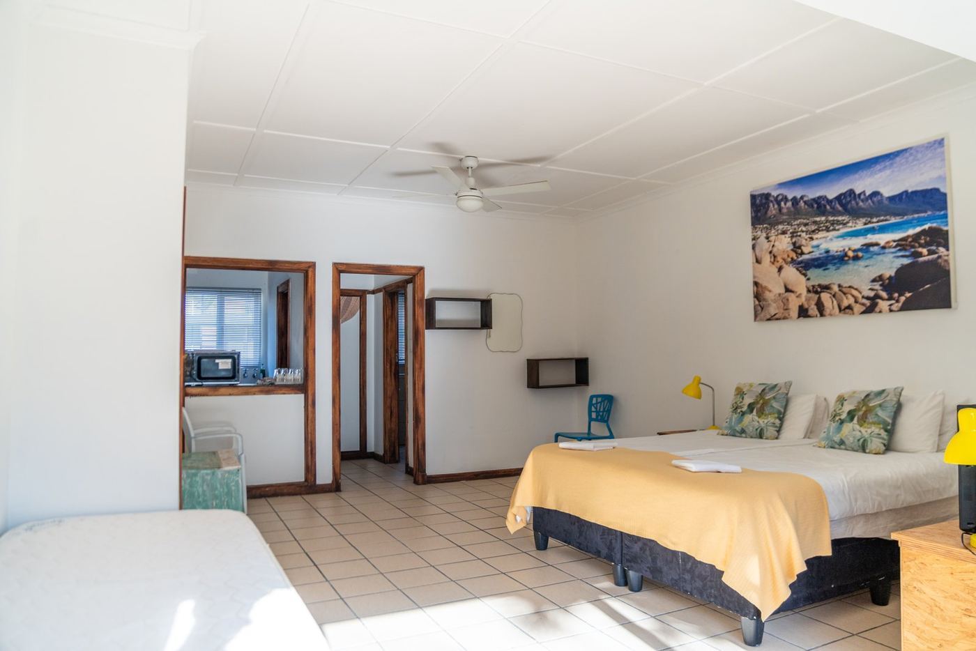 One-bedroom apartment with lounge, ceiling fan and kitchen